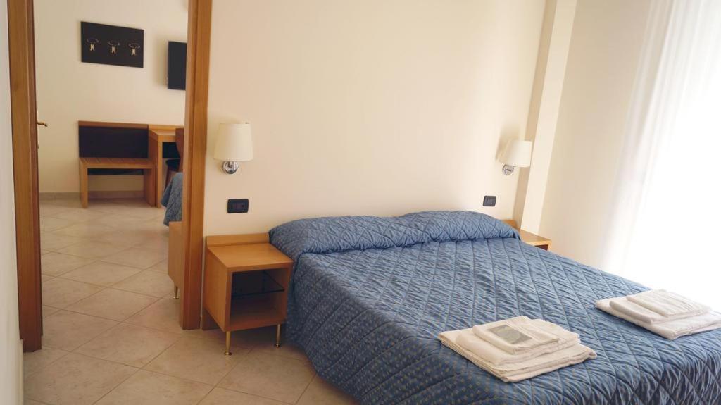 Hotel Mare Azzurro تيراتشينا المظهر الخارجي الصورة