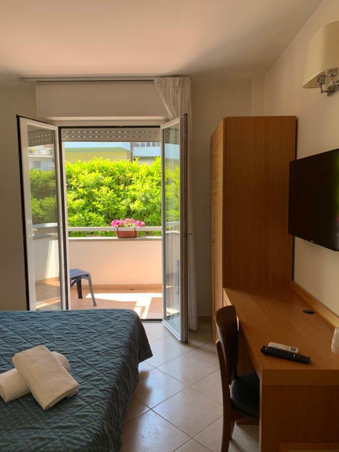 Hotel Mare Azzurro تيراتشينا المظهر الخارجي الصورة
