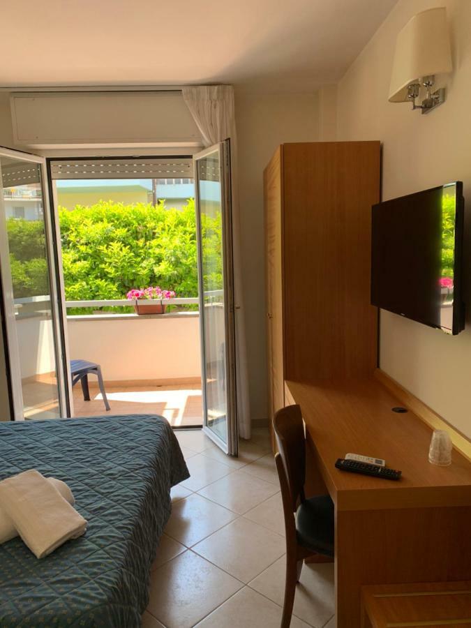 Hotel Mare Azzurro تيراتشينا المظهر الخارجي الصورة