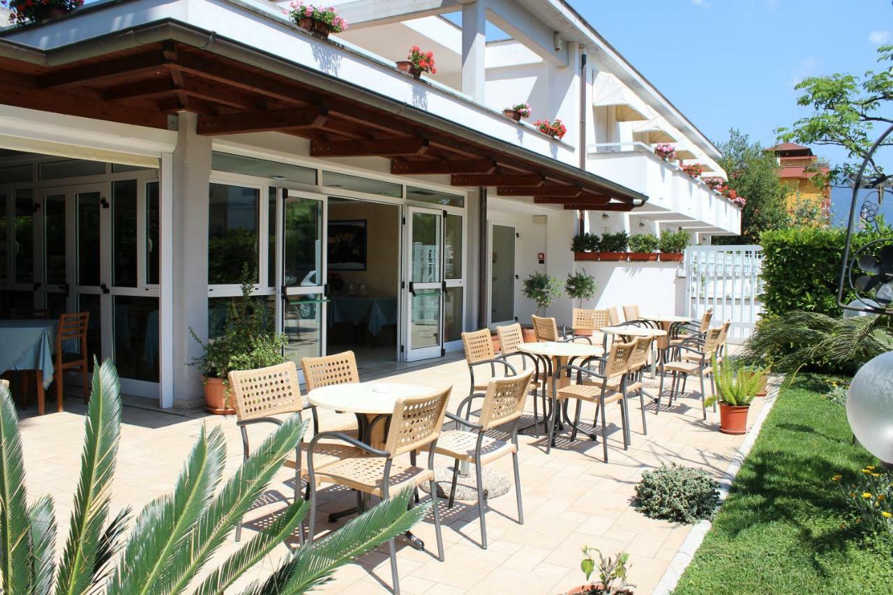 Hotel Mare Azzurro تيراتشينا المظهر الخارجي الصورة