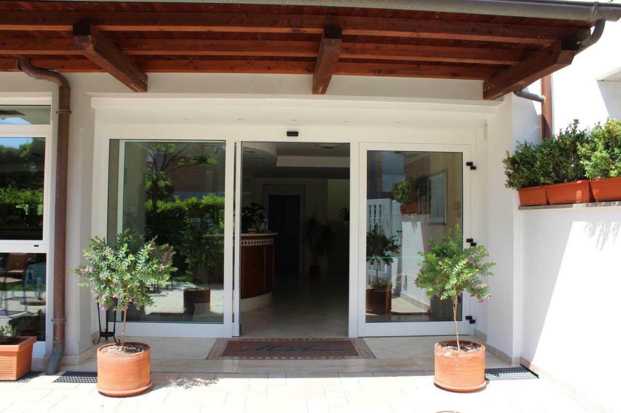 Hotel Mare Azzurro تيراتشينا المظهر الخارجي الصورة